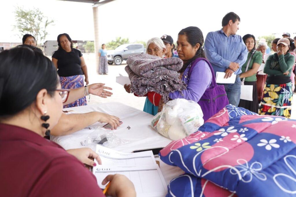 Hace llegar DIF Mazatlán apoyos contra el frío a la comunidad de Monte Sinaí