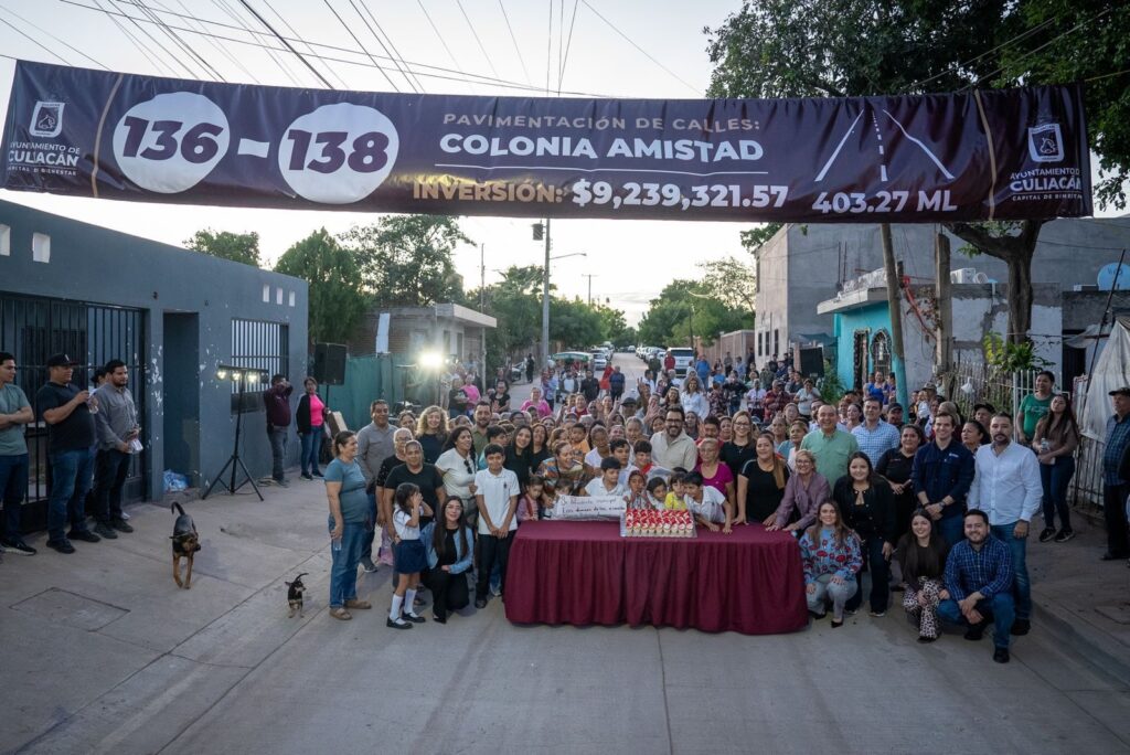 Juan de Dios Gámez entrega tres calles pavimentadas en la colonia Amistad, al oriente de Culiacán