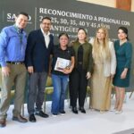 Reconocen a trabajadoras y trabajadores de los Servicios de Salud por su antigüedad laboral