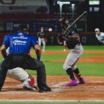 Tomateros resiste reacción escarlata y define en la décima para amarrar la serie en Mazatlán