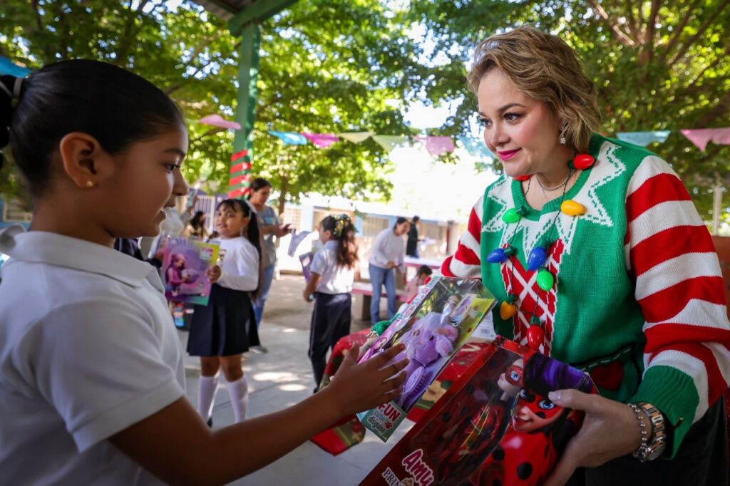 En el Segundo día de la Caravana Navideña, DIF Sinaloa reparte alegría en Ahome, Juan José Ríos Guasave y Sinaloa.