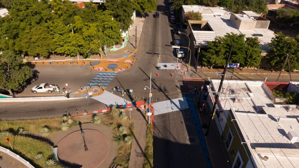 Avanza intervención con pintura en el crucero Rafael Buelna y Vicente Riva Palacio, en el centro de Culiacán