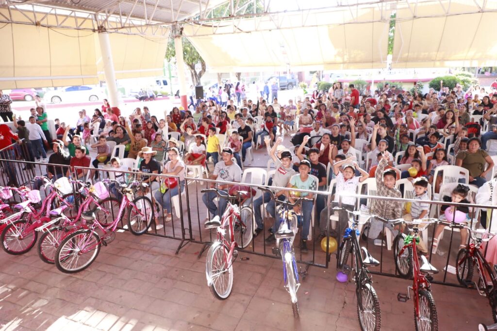 La magia de la Navidad llenó de alegría a niñas y niños de la sindicatura de La Noria