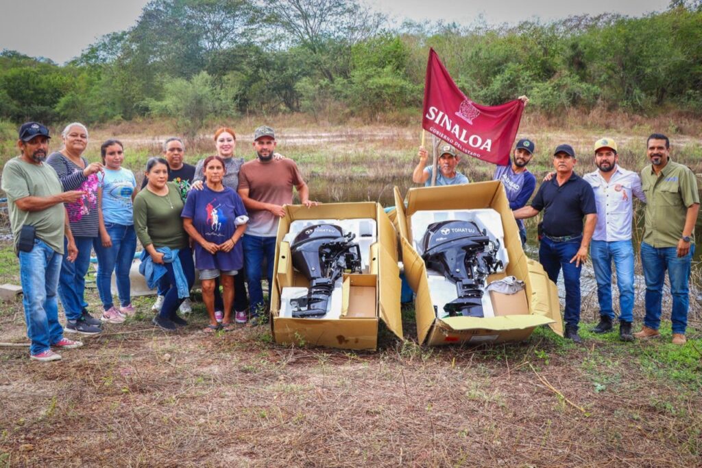 Gobierno de Sinaloa beneficia por primera vez a cooperativa de la Presa Las Higueras con motores y panga