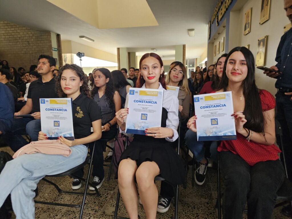 La Facultad de Ciencias Químico Biológicas de la UAS entregó reconocimientos a alumnos del Cuadro de Honor del ciclo 2024-2025, en el marco del Día del Químico