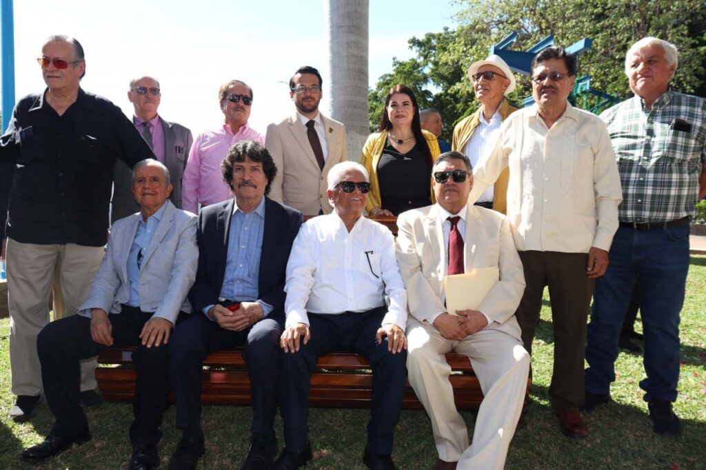 ¡Simbolizando su legado! Inaugura la Facultad de Ingeniería el proyecto “Bancas de Generación”, con una conmemorativa de la 1970-1975 de Ingeniería Civil