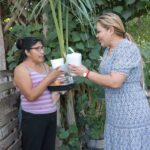 Claudia Valdez entrega cenas navideñas a personas de escasos recursos.