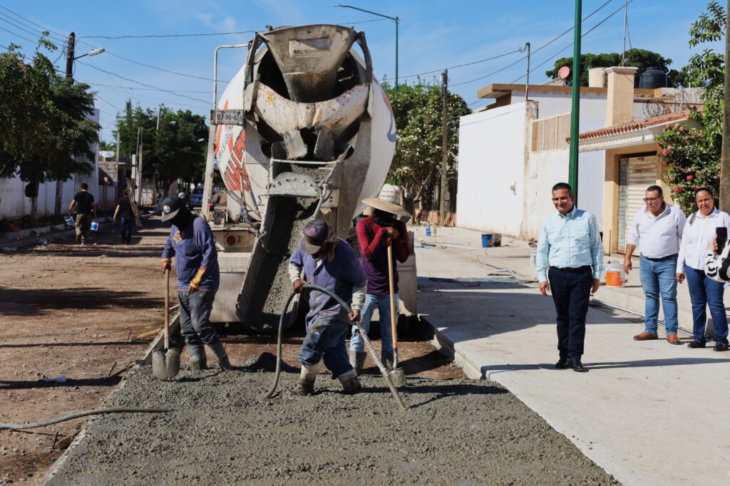 El Alcalde de Navolato supervisa obras de pavimentación y alumbrado para garantizar calidad y buen uso de recursos