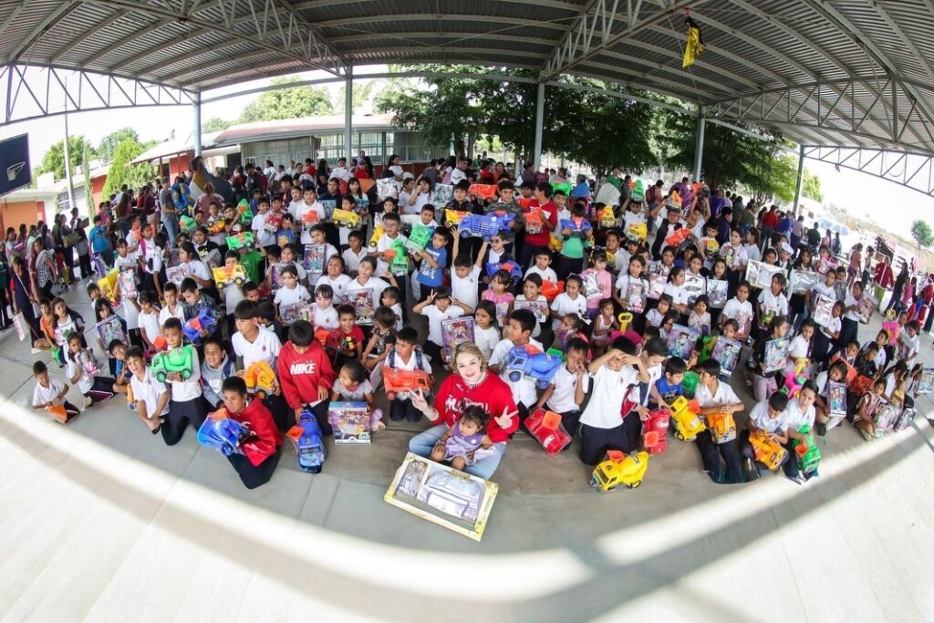 ¡Llega la Navidad a Sinaloa! Eneyda Rocha pone en marcha las Caravanas Navideñas del Sistema DIF Estatal