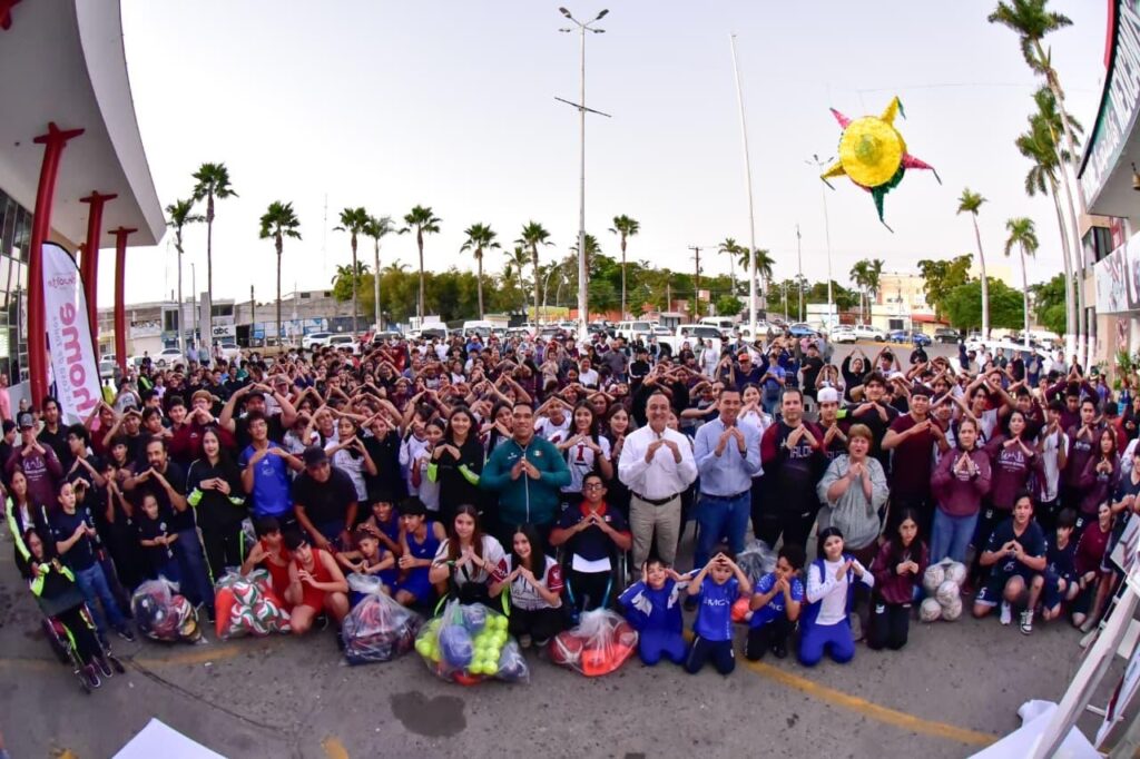 Antonio Menéndez entrega material deportivo a atletas seleccionados de Ahome.