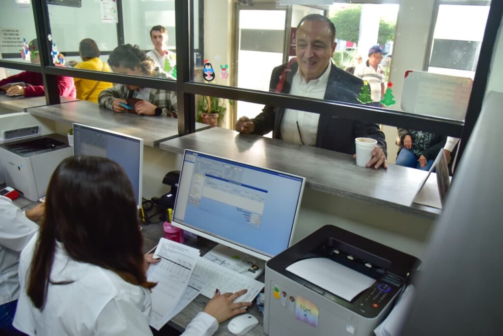 Antonio Menéndez recorre cajas de Tesorería y paga predial.