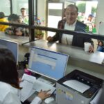 Antonio Menéndez recorre cajas de Tesorería y paga predial.