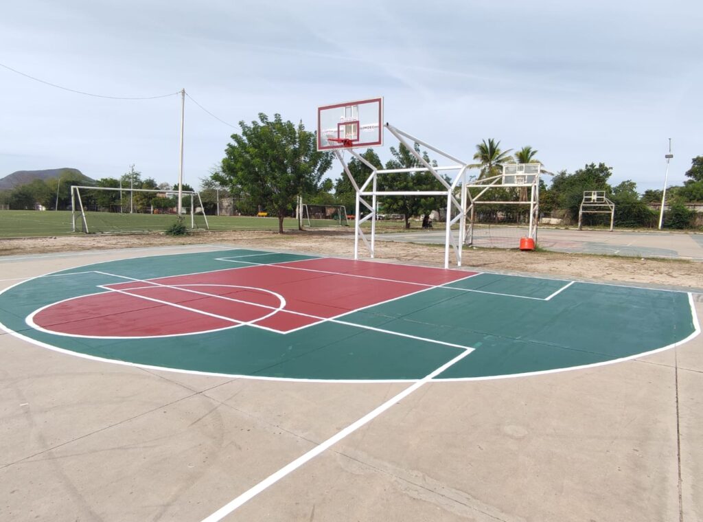 Recuperan canchas deportivas en Loma de Rodriguera y La Progreso