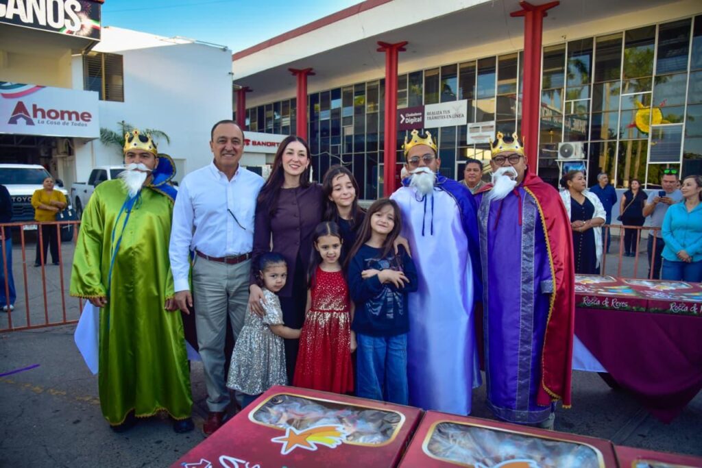 Alcalde Antonio Menéndez festeja con sus hijas y nietas Día de Reyes con familias ahomenses.