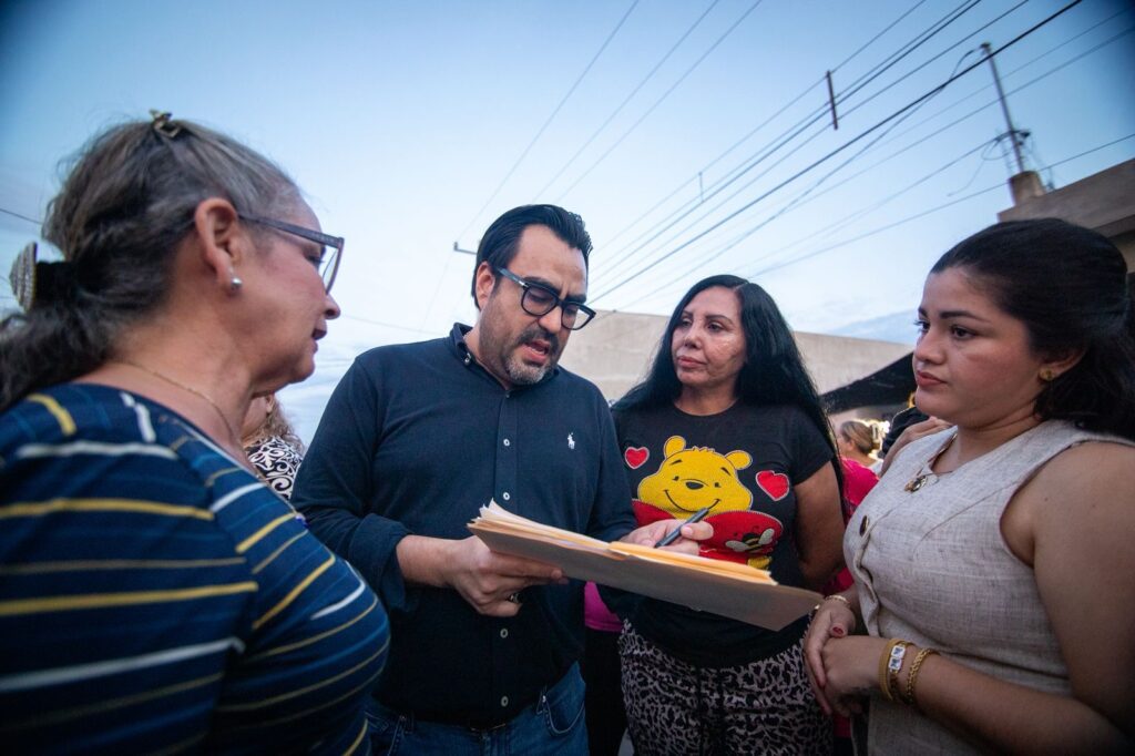 Juan de Dios Gámez cumple a vecinos de la colonia Antonio Toledo Corro; ‘se trata de que le vaya bien a las colonias’