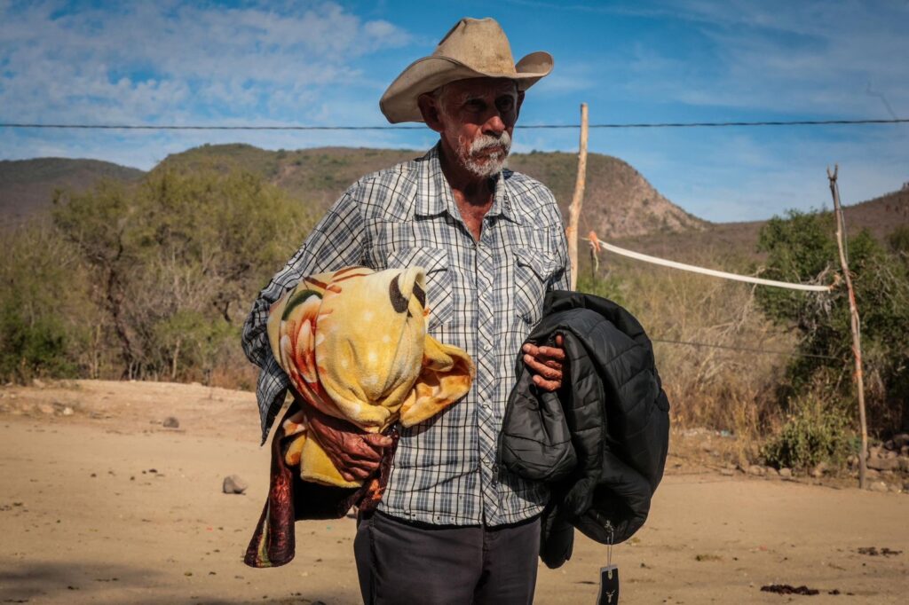 SEBIDES mantiene entrega de apoyos invernales a comunidades serranas del municipio de El Fuerte