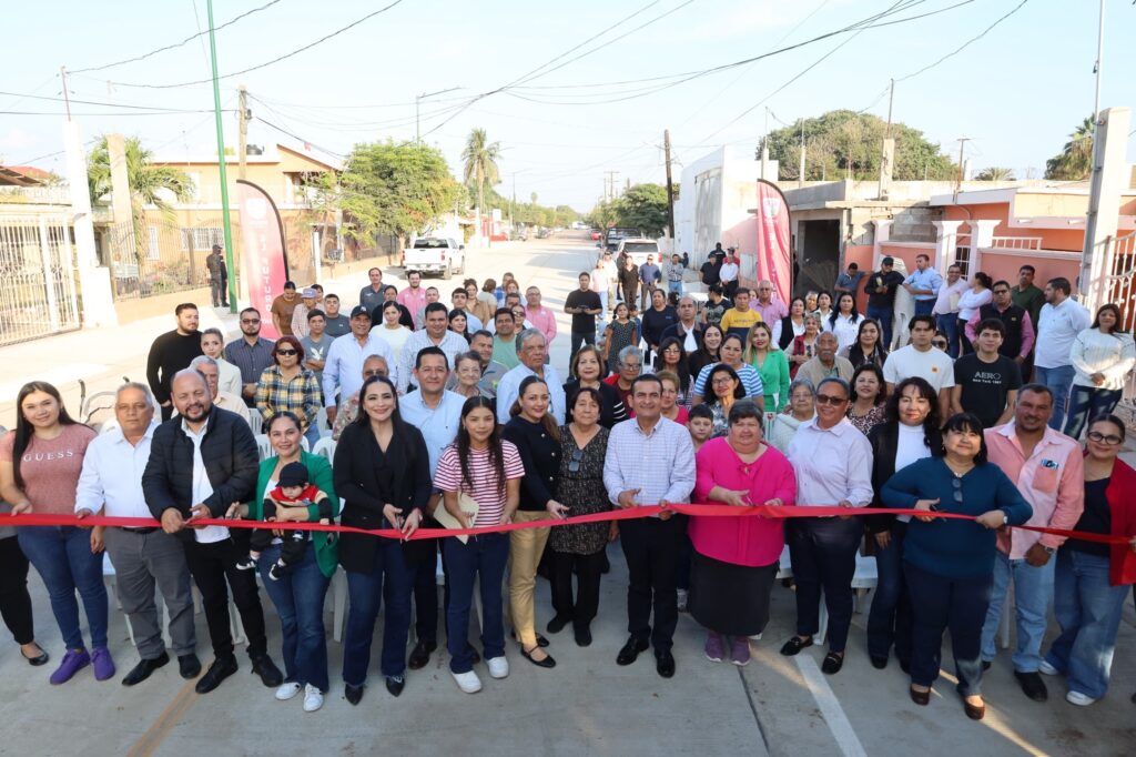 Cumple Ayuntamiento de Navolato con obra de pavimentación y alumbrado en la calle Francisco I. Madero