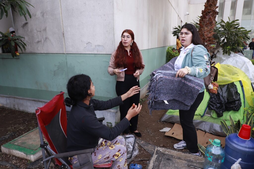 Reciben cobijas familiares de pacientes del Hospital General “Dr. Martiniano Carvajal”