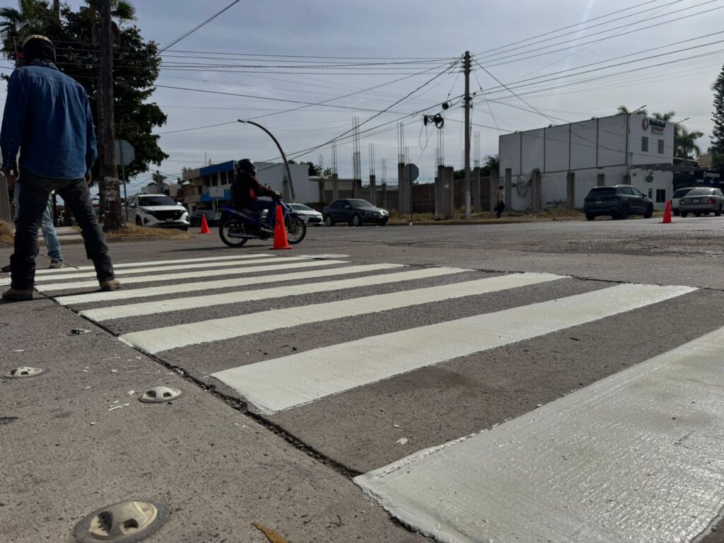 Los Mochis se moderniza con pintura señalética en principales pasos peatonales.
