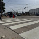 Los Mochis se moderniza con pintura señalética en principales pasos peatonales.