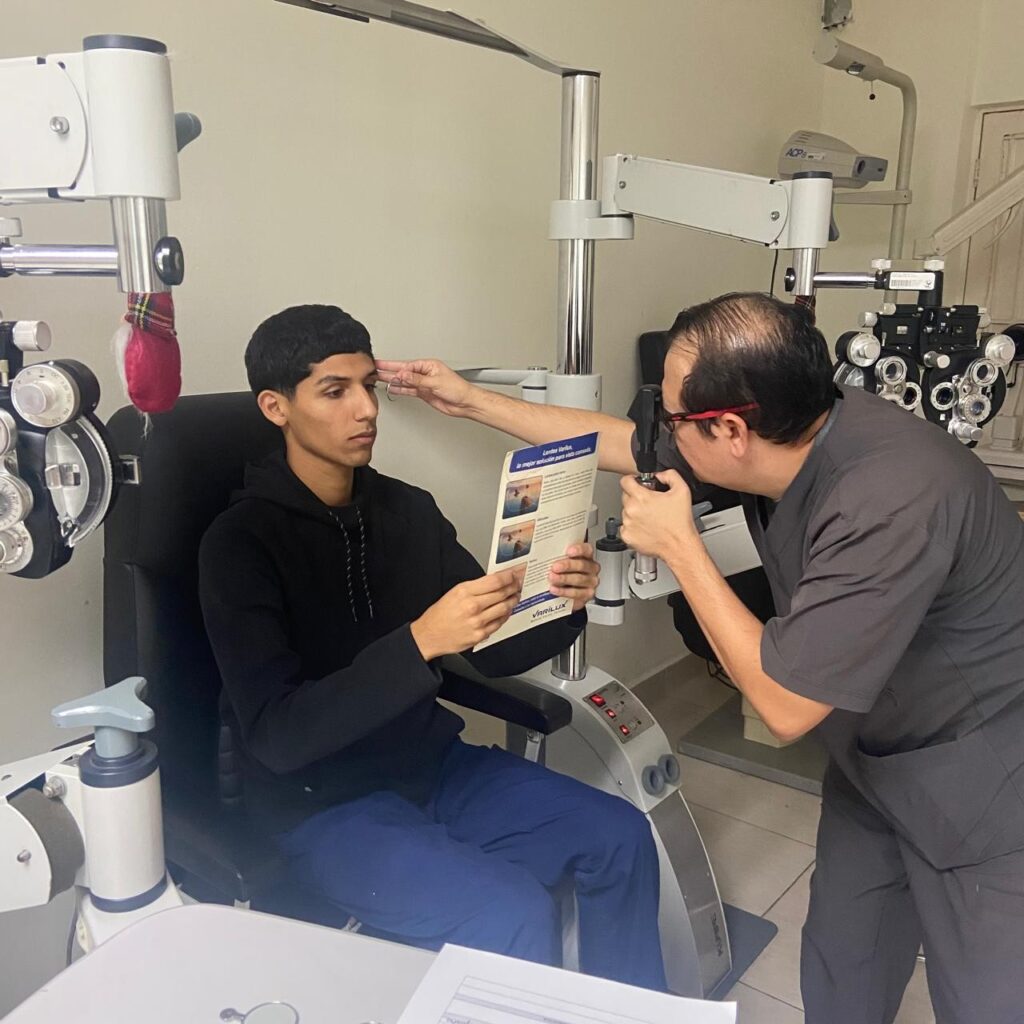 Especialista advierte sobre la insuficiencia de acomodación ante el uso excesivo de dispositivos electrónicos y la importancia del diagnóstico temprano