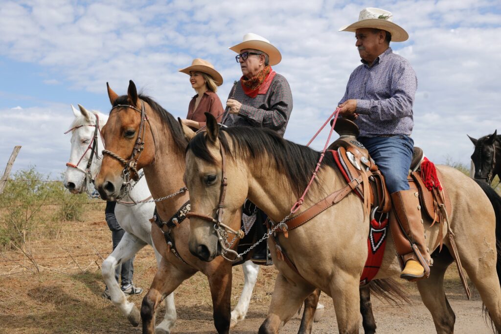 Participa el Gobernador Rocha Moya en la tradicional cabalgata de los Escobar en Mazatlán