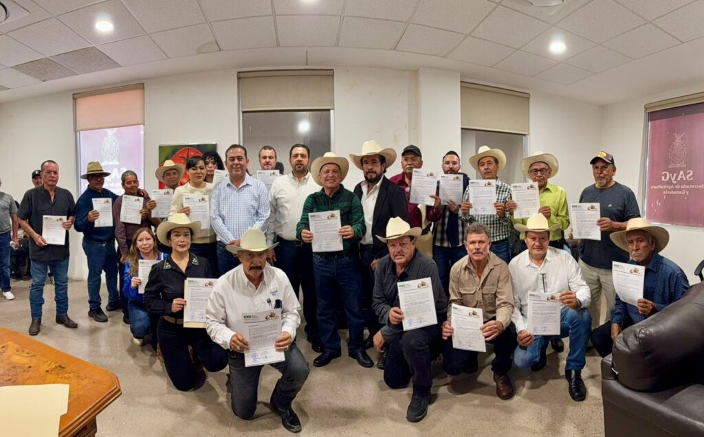 Secretario Ismael Bello Esquivel toma protesta a Francisco Meza para nuevo período en la CCI de Sinaloa