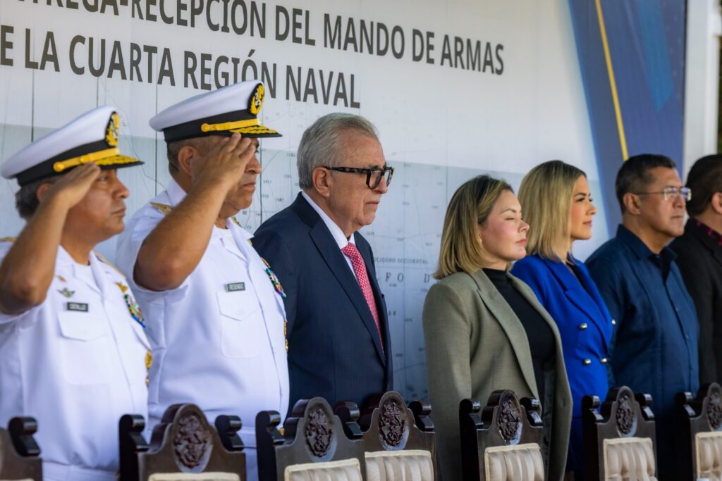 Atestigua Gobernador Rocha ceremonia de entrega-recepción del mando de armas de la Cuarta Región Naval