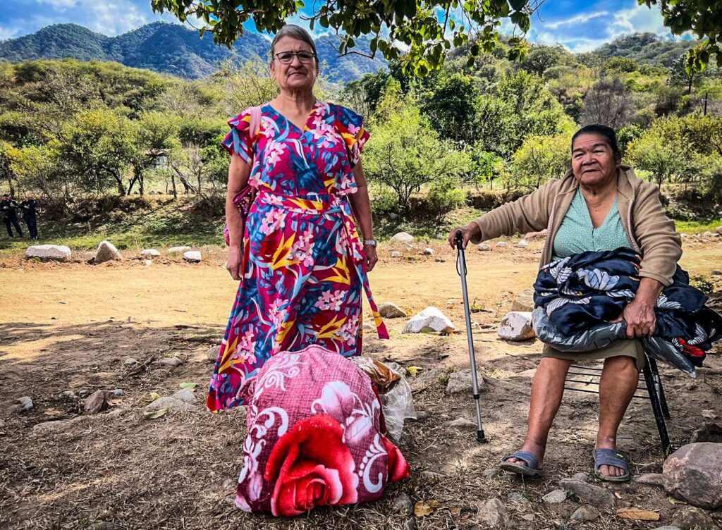 Ante el desarrollo de la tercera tormenta invernal, SEBIDES lleva abrigo a familias de Choix