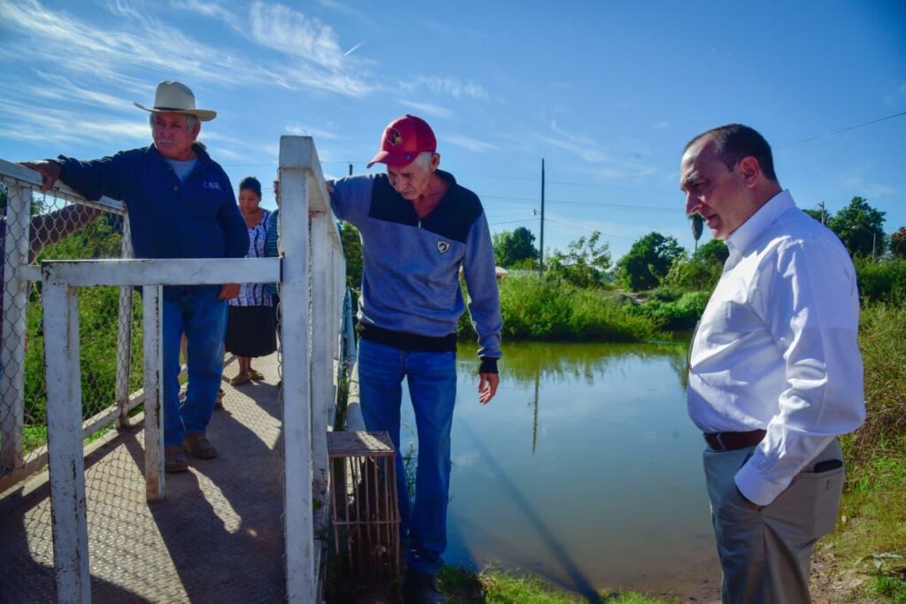 Antonio Menéndez entrega obras de puente peatonal y alumbrado público en El Guayabo.