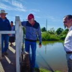 Antonio Menéndez entrega obras de puente peatonal y alumbrado público en El Guayabo.