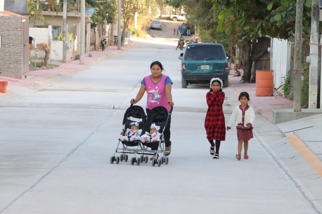 Claudia Valdez inaugura pavimentación en la colonia Pedro Ibarra