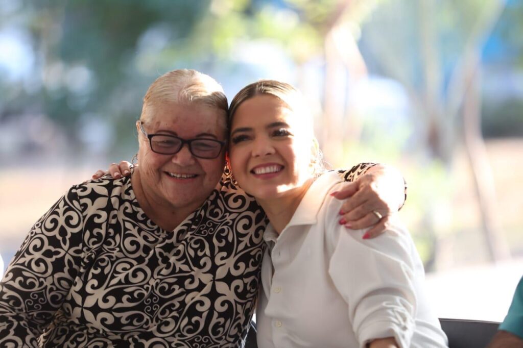 La Presidenta Estrella Palacios entrega otra calle pavimentada en El Progreso