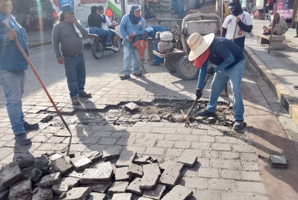 Rehabilita Gobierno de Mazatlán banquetas y vialidades en el Mercado “José María Pino Suárez”