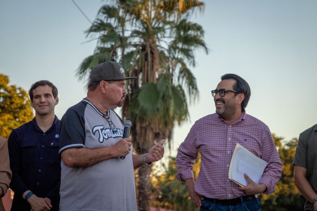 Entrega Juan de Dios Gámez pavimentación de la calle Corneta Francisco Ramírez en la colonia 21 de Marzo