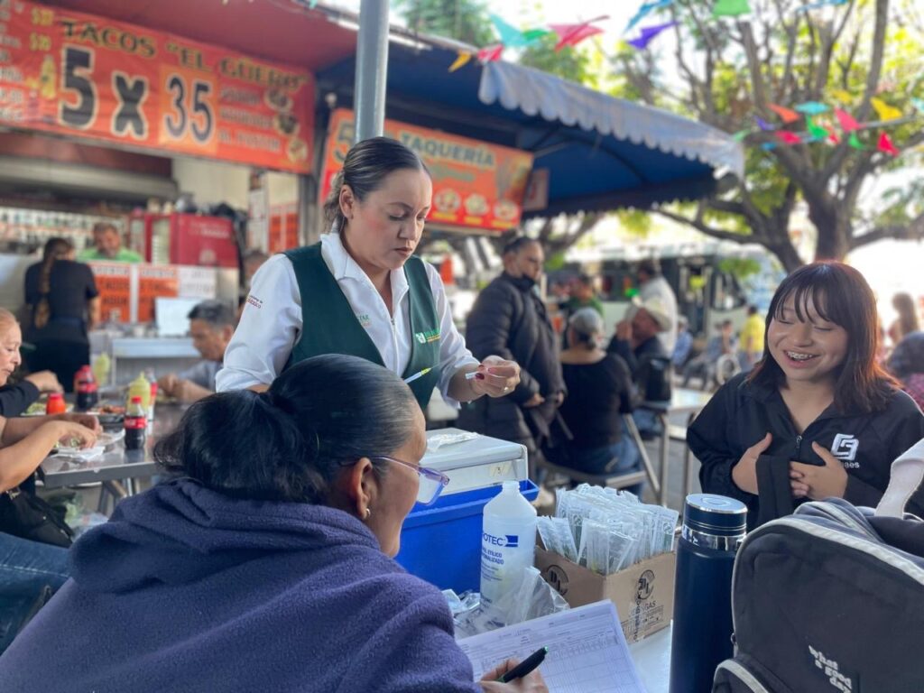 Llama Salud Ahome a vacunarse contra sarampión, y limpiar hogares para evitar mosco transmisor del dengue.