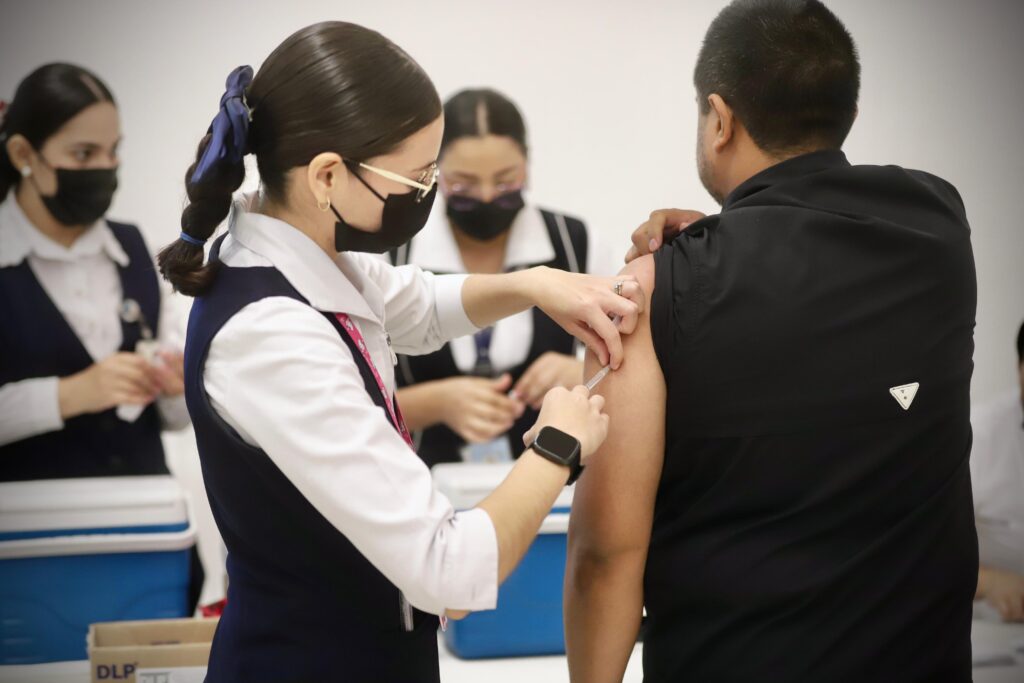 Aplican más de 9 mil 800 dosis en macrocentros de vacunación contra el sarampión en Culiacán y Mazatlán