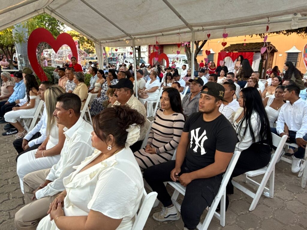 27 parejas se unen en matrimonio el Día de San Valentín