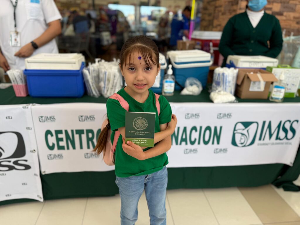 Familias acuden a macrocentros de Sinaloa para vacunarse contra el sarampión