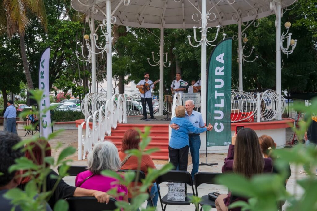 Bolero, recuerdos y baile: adultos mayores llenan de vida el parque Eustaquio Buelna