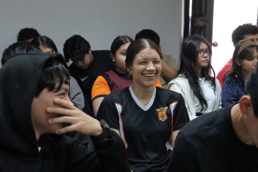 Claudia Valdez entrega uniformes a selección que competirá en los Juegos CONADE 2026