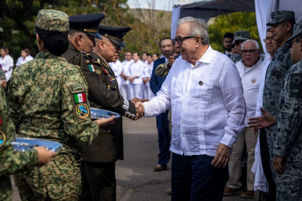 Asiste el Gobernador Rocha Moya al cambio de mando en la Tercera Región Militar