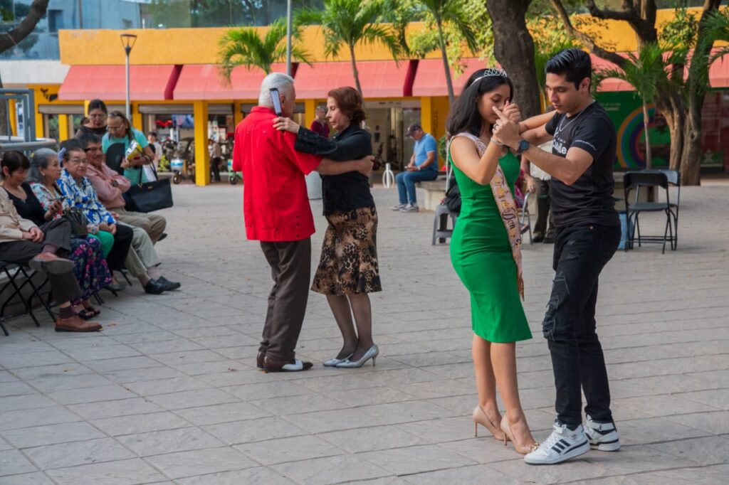 El danzón vuelve a reunir a Culiacán en la Plazuela Obregón