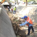 Supervisa Estrella Palacios trabajos de limpieza y desazolve en canal pluvial de Pradera Dorada