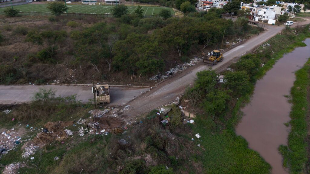 Avanza jornada permanente de desazolve y limpieza de afluentes en Culiacán
