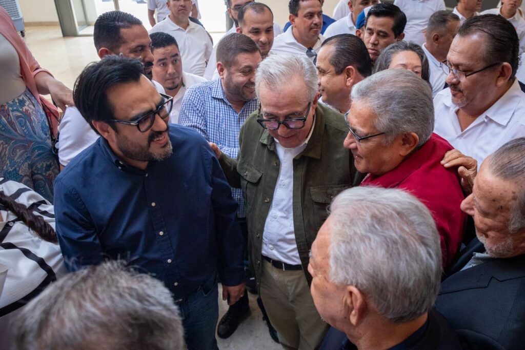 Juan de Dios Gámez acompaña al gobernador Rocha en entrega de bases a trabajadores del SNTE Sección 53