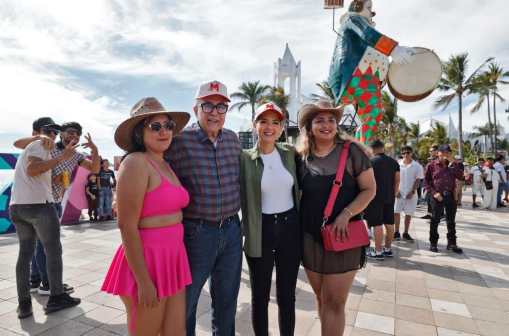 Gobernador Rocha Moya da la bienvenida a turistas que disfrutan del Carnaval Internacional de Mazatlán