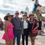 Gobernador Rocha Moya da la bienvenida a turistas que disfrutan del Carnaval Internacional de Mazatlán