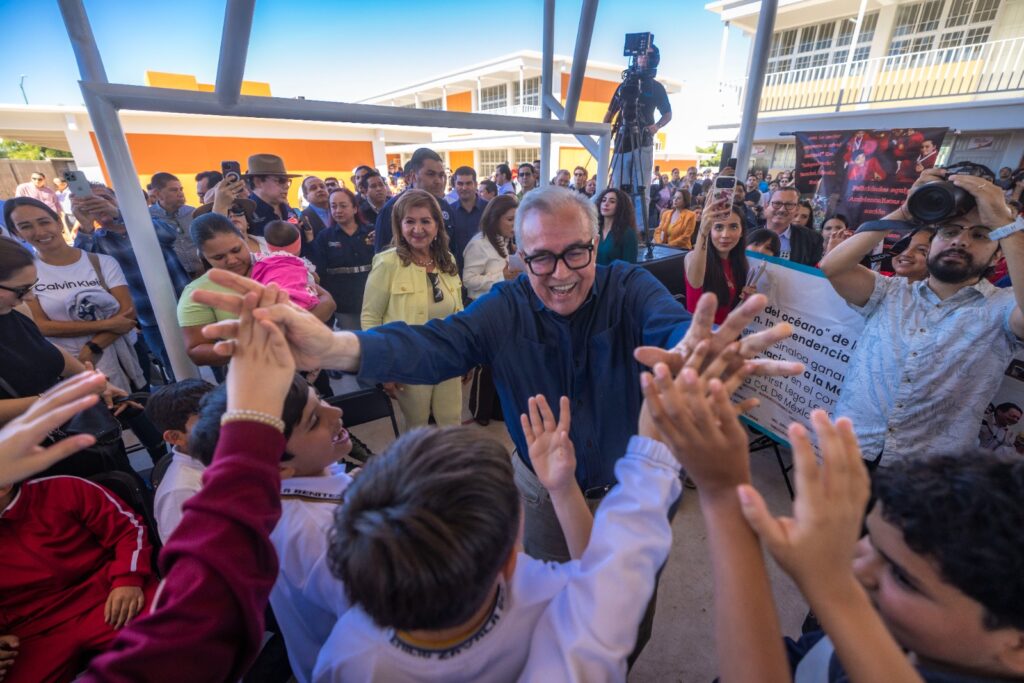 “No hay nada más bonito que inaugurar escuelas”, asegura Rocha; al poner en marcha la secundaria ETI 101 en Valle Alto