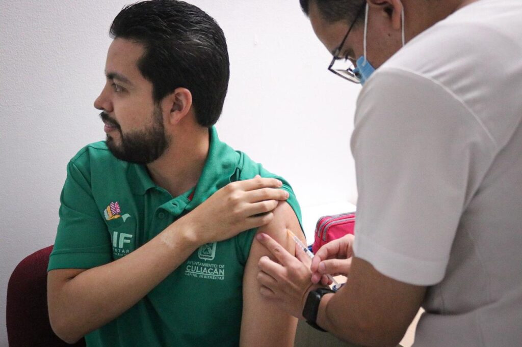 Refuerzan vacunación contra el sarampión en personal de DIF Bienestar Culiacán